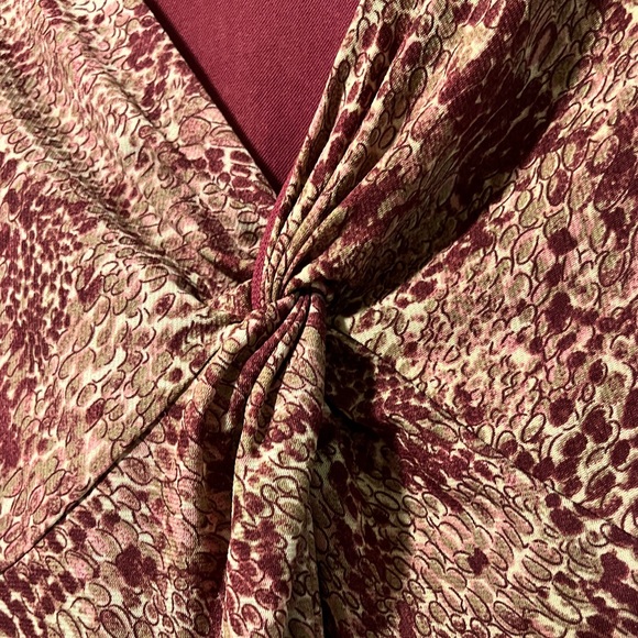 Cute patterned top with a tie in the front. - Picture 4 of 4